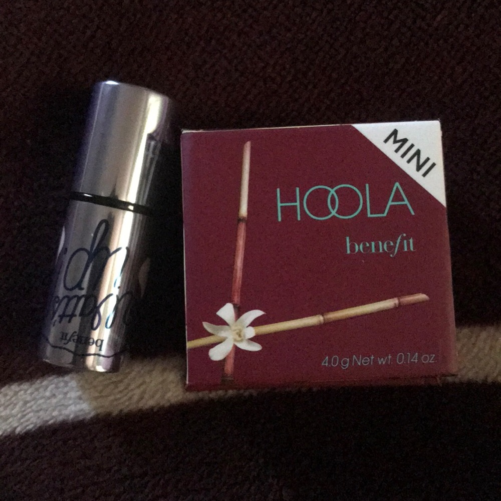 Hoola Benefit makeup